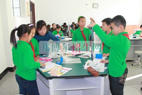 成都內(nèi)理科一專小學教育大專學校