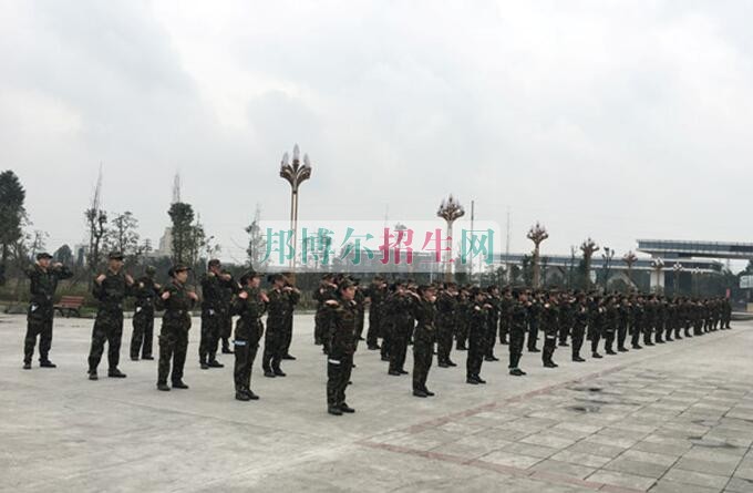 西翔航空學(xué)院青神校區(qū)首批新生軍訓(xùn)火熱進(jìn)行