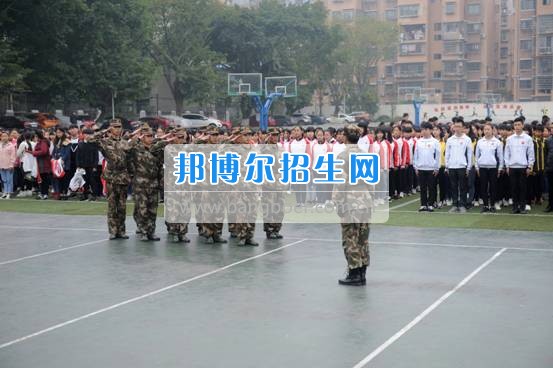 資陽師范學(xué)校隆重舉行新生軍訓(xùn)匯報(bào)表演 展示17級(jí)資師學(xué)子風(fēng)采