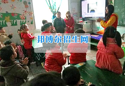 重慶信息技術(shù)職業(yè)學院青年志愿者深入社區(qū)幼兒園開展2017年支教活動