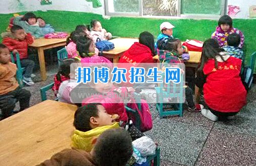 重慶信息技術(shù)職業(yè)學院青年志愿者深入社區(qū)幼兒園開展2017年支教活動