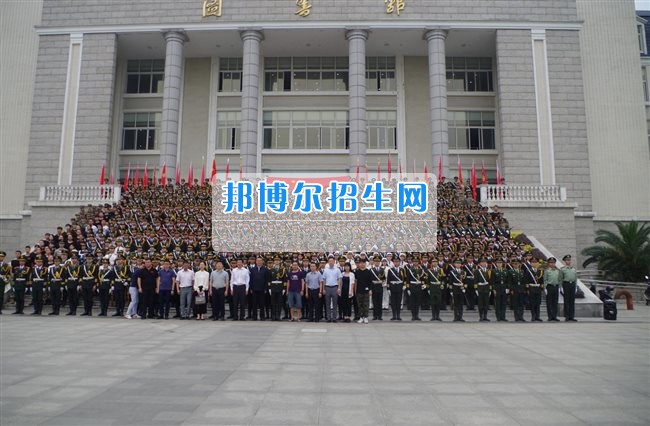 四川管理職業(yè)學院國旗隊參加四川省高校國旗護衛(wèi)隊會操交流活動  為慶祝中國人民解放軍建軍90周年，推進西南地區(qū)高校國旗文化的發(fā)展，持續(xù)發(fā)揮升旗儀式的教育引導作用，深化愛國主義教育，5月20日，我院國旗隊應邀參加了由四川大學錦城學院發(fā)起的會操交流活動。  全省28所高校的國旗護衛(wèi)隊，近千名國旗手齊聚一堂。在莊嚴的升旗儀式后，活動進入會操展示環(huán)節(jié)。我院國旗隊邁著整齊劃一的步伐走過主席臺，展示出了優(yōu)秀的訓練水平和昂揚的精神風貌。當天下午，在四川大學錦城學院大禮堂舉行了“以我火紅青春、譜寫國旗禮贊”大學生升旗手文藝匯演。我院代表隊以優(yōu)雅的舞姿展現(xiàn)了大學生青春的風采。表達了對祖國與學院的炙熱情感和嚴于律己的學習態(tài)度。  此次會操交流活動，加強了省內各高校國旗護衛(wèi)隊間的聯(lián)系，弘揚了愛國、愛旗、護旗的精神，獲得了寶貴的經(jīng)驗，明確了努力的方向。我院國旗隊的隊員們紛紛表示：要肩負起捍衛(wèi)國旗尊嚴、宣傳國旗文化的神圣使命!