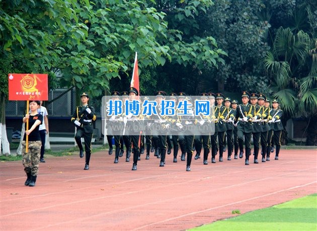 四川管理職業(yè)學院國旗隊參加四川省高校國旗護衛(wèi)隊會操交流活動  為慶祝中國人民解放軍建軍90周年，推進西南地區(qū)高校國旗文化的發(fā)展，持續(xù)發(fā)揮升旗儀式的教育引導作用，深化愛國主義教育，5月20日，我院國旗隊應邀參加了由四川大學錦城學院發(fā)起的會操交流活動。  全省28所高校的國旗護衛(wèi)隊，近千名國旗手齊聚一堂。在莊嚴的升旗儀式后，活動進入會操展示環(huán)節(jié)。我院國旗隊邁著整齊劃一的步伐走過主席臺，展示出了優(yōu)秀的訓練水平和昂揚的精神風貌。當天下午，在四川大學錦城學院大禮堂舉行了“以我火紅青春、譜寫國旗禮贊”大學生升旗手文藝匯演。我院代表隊以優(yōu)雅的舞姿展現(xiàn)了大學生青春的風采。表達了對祖國與學院的炙熱情感和嚴于律己的學習態(tài)度。  此次會操交流活動，加強了省內各高校國旗護衛(wèi)隊間的聯(lián)系，弘揚了愛國、愛旗、護旗的精神，獲得了寶貴的經(jīng)驗，明確了努力的方向。我院國旗隊的隊員們紛紛表示：要肩負起捍衛(wèi)國旗尊嚴、宣傳國旗文化的神圣使命!