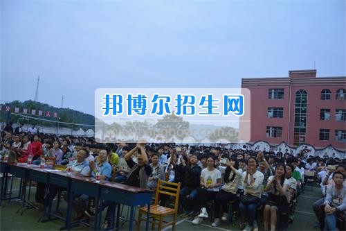 　　我校隆重舉行2017年預(yù)備班學(xué)生“各展所長(zhǎng)，揚(yáng)帆起航”文藝匯演  　　為了豐富同學(xué)們的課余生活，提高同學(xué)們的文藝素養(yǎng)，增強(qiáng)班級(jí)間的凝聚力和親和力。6月2日晚，我校在球類(lèi)運(yùn)動(dòng)場(chǎng)舉辦了預(yù)備班“各展所長(zhǎng)，揚(yáng)帆起航”學(xué)生文藝匯演，全體預(yù)備班學(xué)生和職高部學(xué)生共800多名以及20多名教職工觀看了演出。  　　此次文藝匯演的節(jié)目?jī)?nèi)容形式多樣、內(nèi)容豐富，激情的開(kāi)場(chǎng)舞——《GOODBOY》中拉開(kāi)了帷幕，伴隨著一陣陣掌聲，歌舞、小品、朗誦、相聲等精心準(zhǔn)備的22個(gè)精彩的節(jié)目為觀眾呈現(xiàn)了一道豐富的視聽(tīng)盛宴，最后全體師生齊唱的《難忘今宵》把本場(chǎng)文藝匯演推向了高潮，掌聲和歡呼聲此起彼伏，臺(tái)上臺(tái)下成了一片激情四溢的海洋，本場(chǎng)文藝匯演畫(huà)上了圓滿的句號(hào)。  　　此次文藝匯演演出的成功舉辦，充分彰顯了我校預(yù)備班學(xué)生的個(gè)性，讓預(yù)備班學(xué)生充分感受到育才職高的魅力。